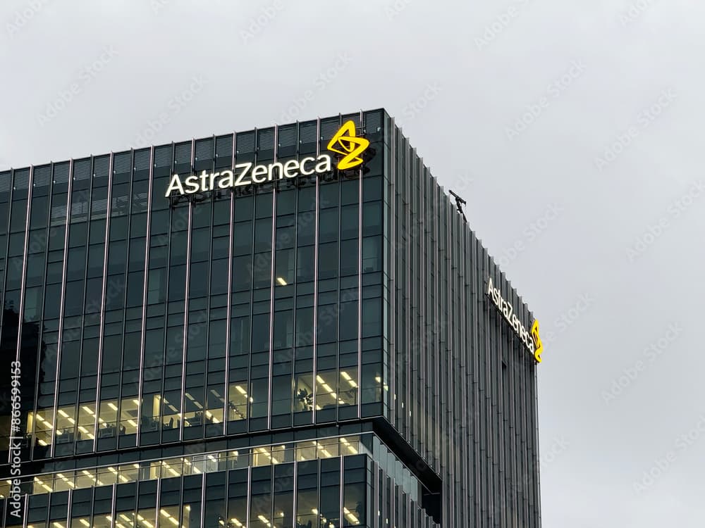 Siège d'AstraZeneca : tour de bureaux en verre avec enseigne lumineuse de la marque pharmaceutique en façade
